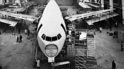 Un Airbus A300 en construction en décembre 1972 à Toulouse (Haute Garonne). (- / AFP)