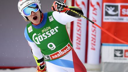 Marco Odermatt lève le poing après sa grande performance sur le Super-G de Saalbach (Autriche) dimanche 7 mars. (HELMUT FOHRINGER / APA)