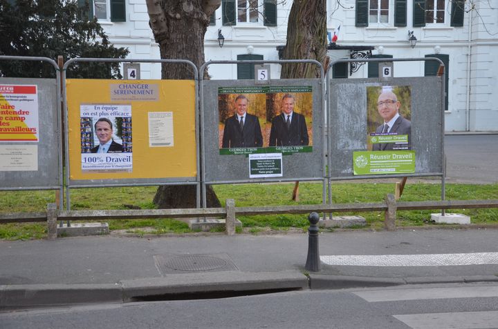 Les panneaux &eacute;lectoraux &agrave; Draveil (Essonne), le 11 mars 2014. (THOMAS BAIETTO / FRANCETV INFO)