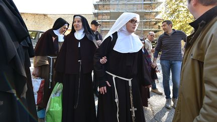 Des religieuses de Norcia, dans le centre de l'Italie, après le séisme du 30 octobre 2016. (ALBERTO PIZZOLI / AFP)