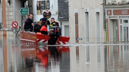 Crue de la Seine : les pompiers de Paris nettoient les dégâts