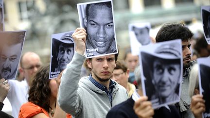 Des proches des otages fran&ccedil;ais retenus par Aqmi manifestent, le 1er juin 2013, &agrave; Nantes. (JEAN-SEBASTIEN EVRARD / AFP)