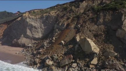 L'érosion est un processus naturel, qui est accéléré par la montée des eaux liée au réchauffement climatique. De nombreuses communes cherchent des solutions face à ces effondrements.&nbsp; (CAPTURE ECRAN FRANCE 2)