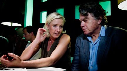 Marine Le Pen et le pr&eacute;sident de son comit&eacute; de soutien Gilbert Collard, le 10 septembre 2011 &agrave; Nice.&nbsp; (JEAN-LUC RUZEMAURE / GETTY IMAGES)