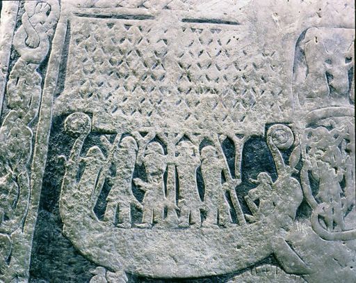 Pierre sculptée viking datée du IXe siècle et provenant de l'île de Gotland (Suède): des Vikings morts font leur dernier voyage sur un drakkar. (AFP - The Art Archive - Historiska Muséet Stockholm - Gianni Dagli Orti)