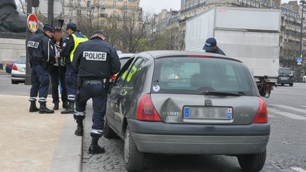 Un automobiliste contr&ocirc;l&eacute; dans le cadre de la mesure de circulation altern&eacute;e &agrave; Paris, le 17 mars 2014. (YANN KORBI / CITIZENSIDE.COM / AFP)