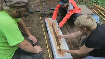 Capture d'écran du reportage de la chaîne finlandaise YLE consacré à la découverte d'une épée viking datée approximativement de l'an 1000, mardi 26 septembre 2017.&nbsp; (YLE.FI)