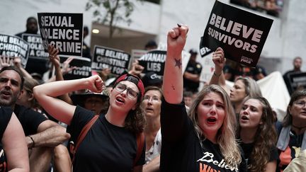 Des activistes manifestent devant la Cour suprême contre la nomination du juge Kavanaugh, le 4 octobre 2018, à&nbsp;Washington. (ALEX WONG / GETTY IMAGES NORTH AMERICA / AFP)