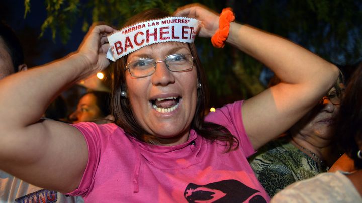 Une supportrice de la socialiste Michelle Bachelet laisse &eacute;clater sa joie apr&egrave;s que cette derni&egrave;re a annonc&eacute; sa volont&eacute; de se re-pr&eacute;senter &agrave; la pr&eacute;sidence du Chili. (MARTIN BERNETTI / AFP)