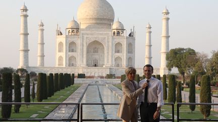 Le couple Macron en visite au Taj Mahal (Inde), le 11 mars 2018.&nbsp; (LUDOVIC MARIN / AFP)