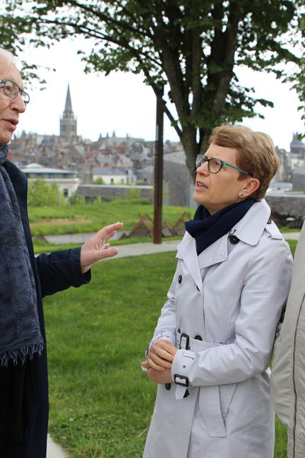 Le maire de Vitré (Ille-et-Vilaine), Pierre Méhaignerie, avec deux habitants vivant dans les quartiers sud de la ville, le 4 mai 2019.&nbsp; (VALENTINE PASQUESOONE / FRANCEINFO)