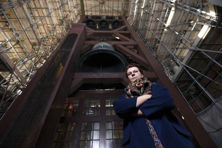 Malgosia Fiebig, la carillonneuse polonaise de Domtoren, Utrecht, Pays-Bas, sous la cloche de son carillon.
 (JOHN THYS / AFP)