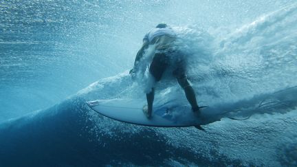 L'Américain Griffin Colapinto est pris dans la vague de Teahupo'o, lors d'une séance d'entraînement, le 22 juillet 2024. (BEN THOUARD / MAXPPP)