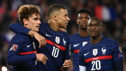 Antoine Griezmann, Kylian Mbappé et Moussa Diaby lors du match contre le Kazakhstan, le 13&nbsp;novembre au Parc des Princes (FRANCK FIFE / AFP)