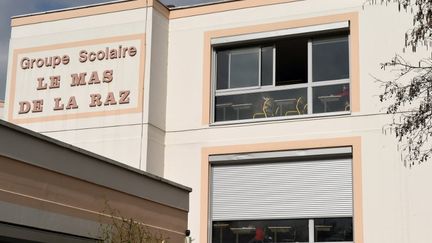 Le groupe scolaire "Le Mas de la Raz" de Villefontaine en Isère. Le directeur de l'établissement avait été mis en examen pour le viol de plusieurs enfants avant de se suicider en prison.&nbsp; (PHILIPPE DESMAZES / AFP)