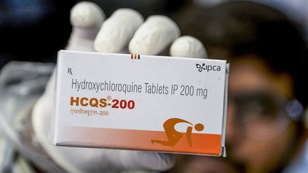 Une boîte de comprimés d'hydroxychloroquine présenté par un pharmacien d'Hyderabad (Inde), le 28 avril 2020. (NOAH SEELAM / AFP)