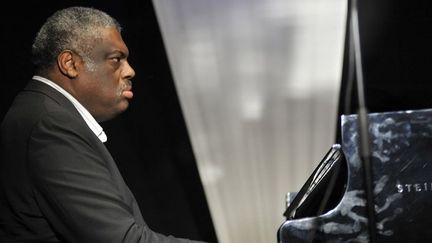 Le pianiste Mulgrew Miller sur scène à Ornezan (Gers) le 30 janvier 2010, dans le cadre d'une saison Jazz in Marciac
 (PhotoPQR / Dépêche du Midi / Pierre Vignaux)