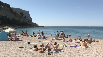 Pont de l'Ascension : bain de soleil à Cassis, où touristes et locaux profitent du week-end