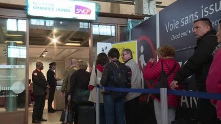 Face à la pénurie de carburant, beaucoup de Français ont fait le choix de prendre le train pour les vacances de la Toussaint.&nbsp;Le journaliste Jordan Klein, en direct de la gare Montparnasse à Paris, vendredi 21 octobre, fait le point sur la situation. (FRANCE 2)