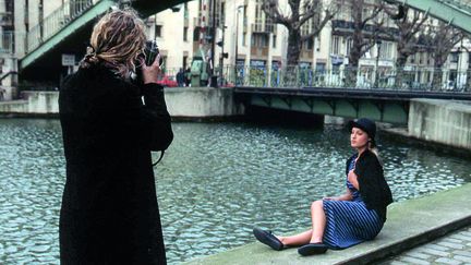 Le toit de son bureau, les rues de Paris, Tokyo ou New York, sont les décors qu’Agnès b préfère pour mettre en scène ses vêtements… Ici à l’été 1993, le long du canal Saint-­‐Martin à Paris
 ( Archives agnès b.)