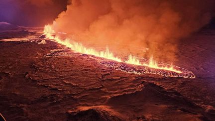 Une éruption volcanique au nord de la ville de Grindavik, en Islande, le 18 décembre 2023. (AFP)