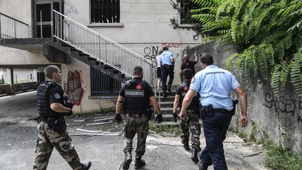 Des gendarmes participent aux recherches pour retrouver&nbsp;Maëlys, 9 ans, qui a disparu à Pont-de-Beauvoisin (Isère) dans la nuit du 26 au 27 août.&nbsp; (PHILIPPE DESMAZES / AFP)