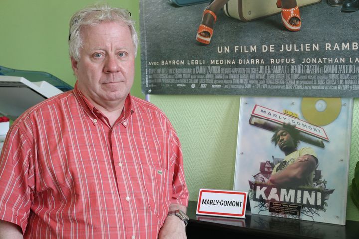 Le maire de Marly-Gomont (Aisne), Dominique&nbsp;Delache, dans le bureau de la mairie, le 8 juin 2016. (BENOIT ZAGDOUN / FRANCETV INFO)