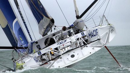 François Gabart et Michel Desjoyeaux sur Macif (CHARLY TRIBALLEAU / AFP)