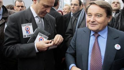 L'ancien Premier ministre PS Laurent Fabius et le maire PS d'Issoudun et secrétaire général de l'AMF, André Laignel, en 2009. (JACQUES DEMARTHON / AFP)