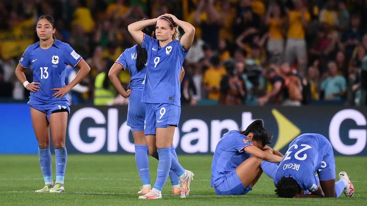 Eugénie Le Sommer et l'équipe de France, après la séance de tirs au but perdue face à l'Australie, en quart de finale de la Coupe du monde, le 12 août 2023. (FRANCK FIFE / AFP)