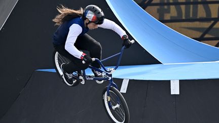 La rideuse de BMX freestyle park, Laury Perez lors d'une compétion à Budapest en juin 2024. (ATTILA KISBENEDEK / AFP)