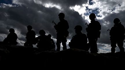 Des soldats ukrainiens s'entrainent dans une base de l'armée britannique, le 27 mars 2023 au Royaume-Uni. (BEN STANSALL / AFP)