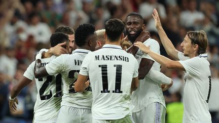 Les joueurs du Real Madrid célèbrent leur victoire face au RB Leipzig pour la deuxième journée de Ligue des champions, au stade Santiago-Bernabeu de Madrid (Espagne), le 14 septembre 2022. (THOMAS COEX / AFP)