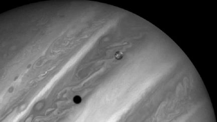 Le t&eacute;l&eacute;scope a pris cette photo de Jupiter le 24 juillet 1996. La tache noire visible &agrave; l'&eacute;cran est l'ombre de Io, une lune de la plan&egrave;te. (NASA / AFP)