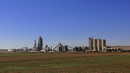 La cimenterie Lafarge de Jalabiya, en Syrie, le 19 février 2018. (DELIL SOULEIMAN / AFP)