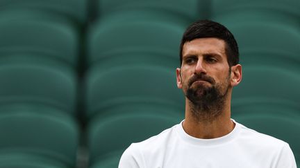 Novak Djokovic à l'entraînement à Wimbledon, le 14 juillet 2023. (ADRIAN DENNIS / AFP)