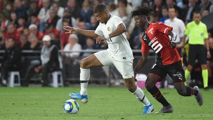 Eduardo Camavinga,&nbsp;à la poursuite de&nbsp;Kylian M'Bappé, lors d'un match comptant pour&nbsp;la 2e journée&nbsp;de Ligue 1, entre le Stade rennais et le PSG, le 18 août 2019. (JEAN-FRANCOIS MONIER / AFP)