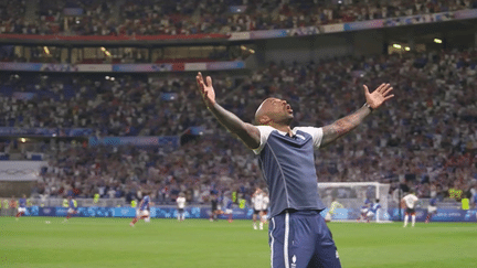 Les Bleus assurent une nouvelle médaille pour la France. Lundi 5 août, l'équipe de football s’est qualifiée pour la finale face à l’Égypte, notamment grâce à la star de la soirée, Jean-Philippe Mateta, qui a inscrit deux buts. (France 2)