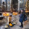 Une personne allume une bougie dans l'église des&nbsp;Saints-Apôtres-Pierre-et-Paul de Lviv (Ukraine), mardi 15 mars 2022. (SANDRINE ETOA-ANDEGUE)