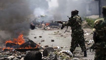 &nbsp; (Un soldat pointe son arme sur des manifestants rassemblés contre le président Nkurunziza © Reuters-Goran Tomasevic)