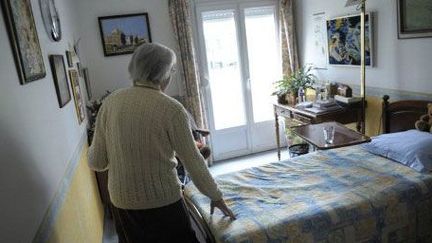 Une femme, souffrant de la maladie d'Alzheimer, se promène dans sa chambre dans une maison de retraite à Angervilliers, dans l'est de la France. (AFP PHOTO / SEBASTIEN BOZON)