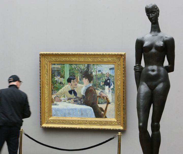 Le tableau "Chez Père Lathuille" d'Édouard Manet et la sculpture "Die Sinnende" de Wilhelm Lehmbruck, voisins dans l'expo berlinoise (20 mai 2015)
 (Stéphanie Pilick / DPA / AFP)