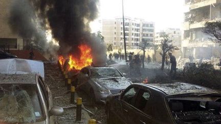 Une voiture a explos&eacute; pr&egrave;s de l'ambassade d'Iran, le 19 novembre 2013, &agrave; Beyrouth (Liban). (AHMAD YASSINE / REUTERS)