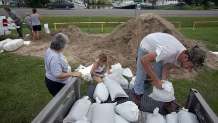 Les habitants de La Nouvelle-Orl&eacute;ans chargent des sacs de sable pour se prot&eacute;ger du passage de l'ouragan Isaac, le 27 ao&ucirc;t 2012. (LEE CELANO / REUTERS)