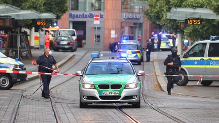 La police intervient après une attaque au couteau à Wurtzbourg, en Allemagne, le 25 juin 2021. (KARL-JOSEF HILDENBRAND / DPA / AFP)