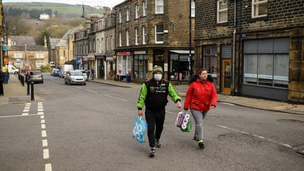 Une rue quasi déserte à Marsden, dans le nord de l'Angleterre, le 23 mars 2020.&nbsp; (OLI SCARFF / AFP)