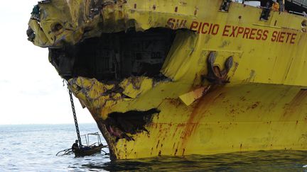 Un ferry a fait naufrage aux Philippines apr&egrave;s avoir percut&eacute; un cargo qui quittait le port de Cebu, le 17 ao&ucirc;t 2013. (TED ALJIBE / AFP)