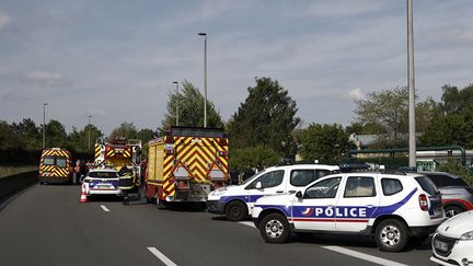 Des véhicules de secours et de la police après l'accident qui a provoqué la mort de quatre personnes dont trois policiers, le 21 mai 2023 au niveau de Villeneuve-d'Ascq (Nord). (SAMEER AL-DOUMY / AFP)