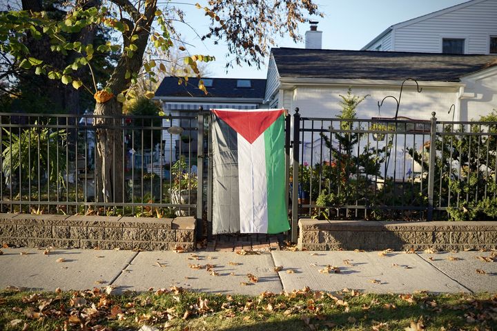 Un drapeau de la Palestine accroché à l'entrée d'une maison de Dearborn Heights (Michigan, Etats-Unis), le 8 novembre 2024. (PIERRE-LOUIS CARON / FRANCEINFO)