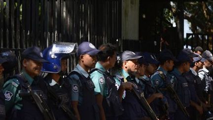 Des policiers bangladeshis protègent l'entrée du Tribunal international des crimes de guerre à Dacca lors de la tenue d'un procès le 29 octobre 2014. (AFP - Munir Uz Zaman)